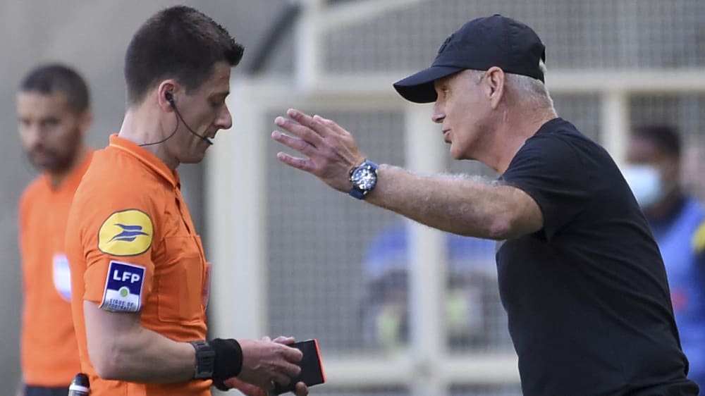 Diskussionsbedarf: Toulouse-Coach Patrice Garande (re.) war nicht einverstanden mit einer Entscheidung von Referee Benoit Bastien.