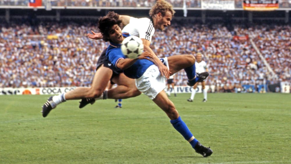 Da half auch die "Walz aus der Pfalz" nichts: Bruno Conti, hier gegen Hans-Peter Briegel, beendete 1982 Italiens 44-j&#228;hrige Wartezeit.