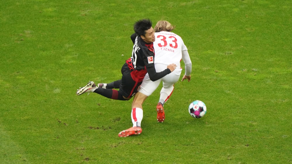 Schl&#252;sselszene: Sebastiaan Bornauw foult Daichi Kamada (l.).