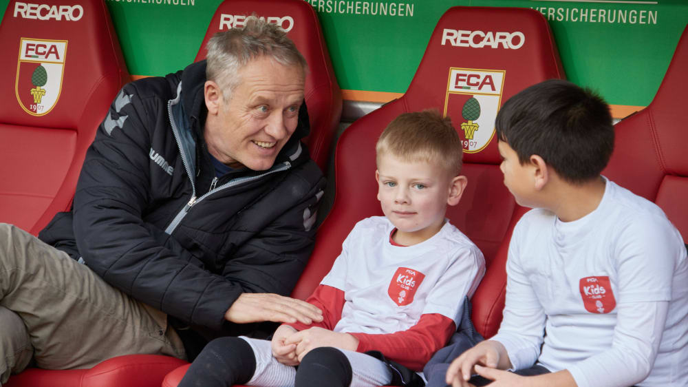 Keine Lust auf Fu&#223;ball? Freiburgs Trainer Christian Streich im Gespr&#228;ch mit zwei Einlaufkindern.