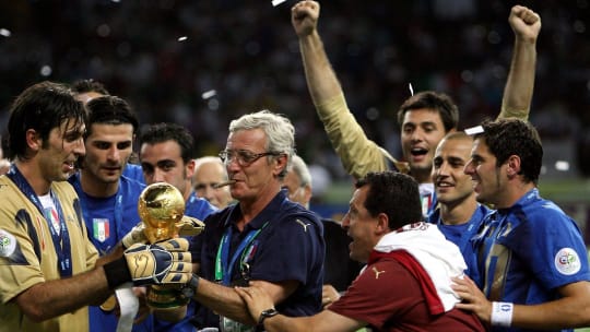 Ein großer Moment - mit Zigarre im Mund: Gianluigi Buffon übergibt den WM-Pokal an seinen Trainer Marcello Lippi.