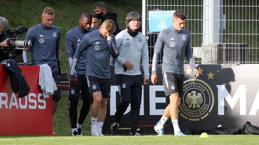 Rauf auf den Trainingsplatz: Mit Anf&#252;hrer Toni Kroos und Bundestrainer Joachim L&#246;w.
