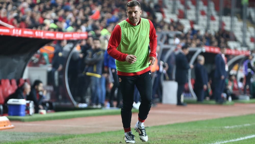 Antalyaspors Lukas Podolski beim Aufw&#228;rmen kurz vor seiner Einwechslung gegen Alanyaspor.