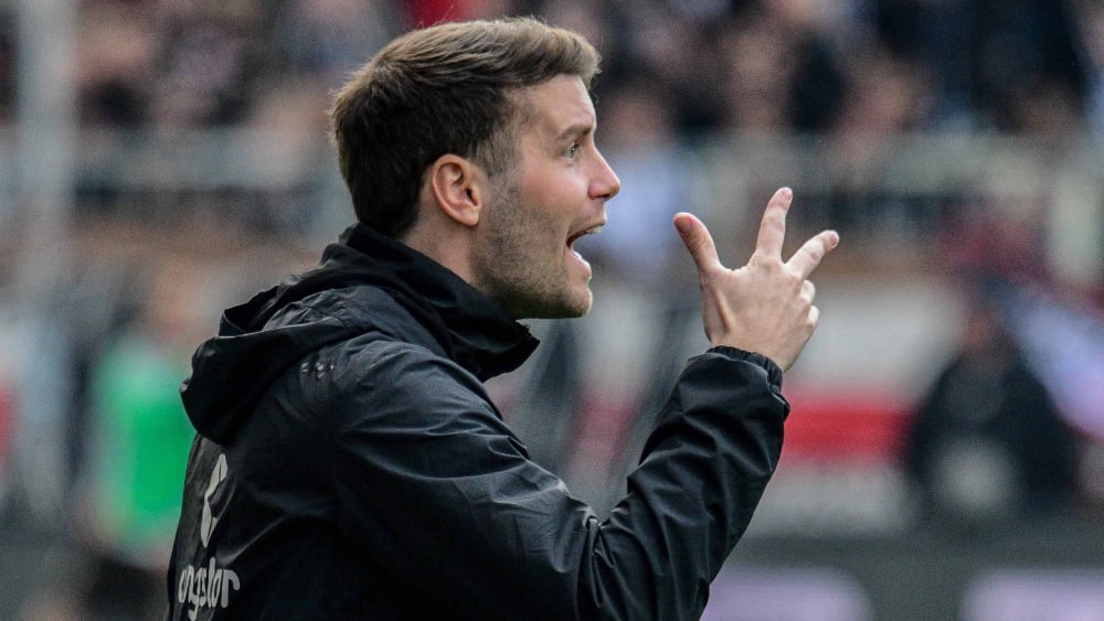 St. Paulis Trainer Fabian Hürzeler kitzelt Trainerkollege Tim Walter.