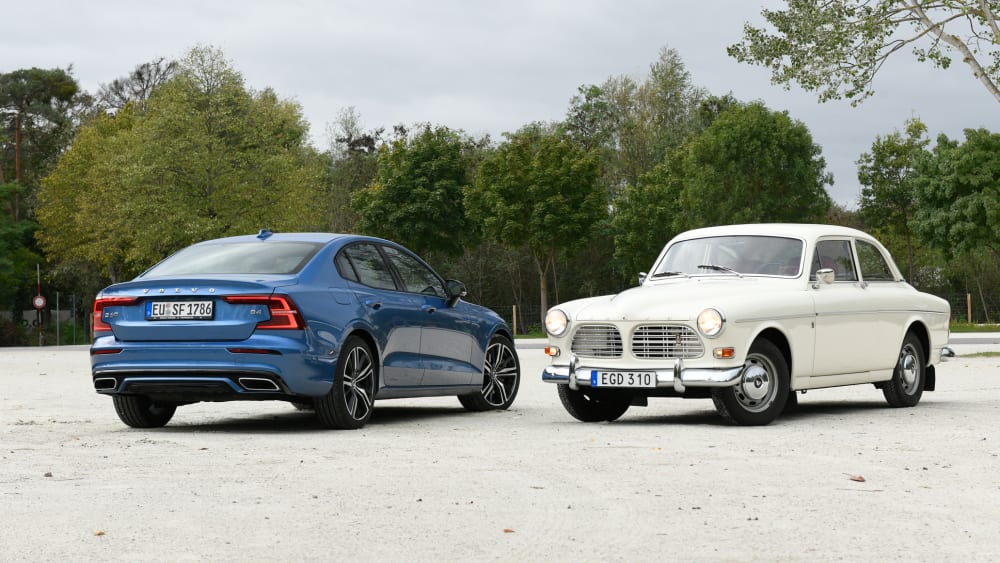 Volvo S60 und Amazon: Zwischen beiden Modellen liegen 50 Jahre.