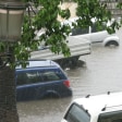 Überflutung: Schon bei einem solchen Wasserpegel kann es fürs Auto kritisch werden.