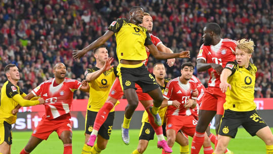 Tor Harry KANE (Bayern Muenchen) zum 1-0,Aktion,Kopfball,Schubser, schubst Serhou GUIRASSY (DO). Strafraumszene. Fussball 1. Bundesliga Saison 2025 2026, 7.Spieltag, Spieltag07 FC Bayern Muenchen - Borssia Dortmund 2-1 am 18.10.2025 , A L L I A N Z A R E N A. *** Goal Harry KANE Bayern Muenchen to 1 0,action,header,shove, pushes Serhou GUIRASSY DO penalty area scene Soccer 1 Bundesliga season 2025 2026, 7 Matchday, Matchday07 FC Bayern Muenchen Borssia Dortmund 2 1 on 18 10 2025 , A L L I A N Z A R E N A