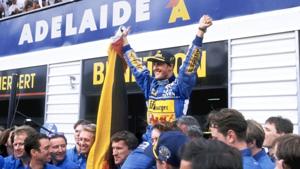 Michael Schumacher é campeão mundial pela primeira vez.