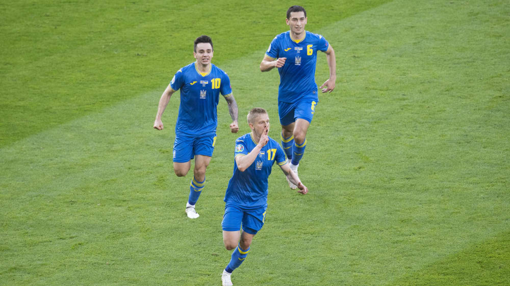 Alle mal ruhig sein: Oleksandr Zinchenko (Mi.) bejubelt das 1:0, Mykola Shaparenko und Taras Stepanenko (re.) eilen hinterher.
