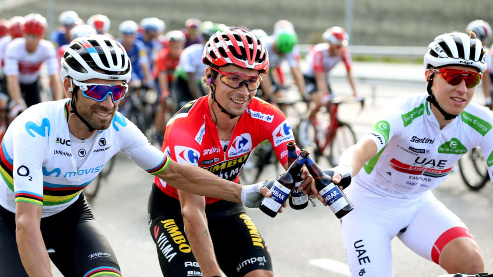Vuelta-Sieger Primoz Roglic mit dem zweitplatzierten Alejandro Valverde (li.) und dem dritten Tadej Pogacar. &#13;
