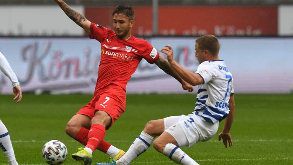 Gro&#223;er Kampf auf tiefem Gel&#228;uf: Zwickaus Felix Drinkuth behauptet den Ball gegen Lukas Scepanik.