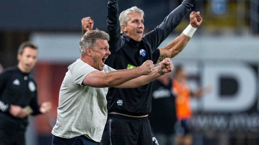 Paderborns Trainer Lukas Kwasniok (li.) und sein Co-Trainer Frank Kaspari jubeln nach dem Siegtor beim 2:1 gegen Wiesbaden.