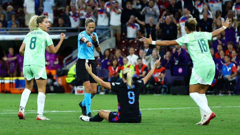 Schiedsrichterin Ivana Martincic gibt kurz vor Ende der Verlängerung Elfmeter für England.
