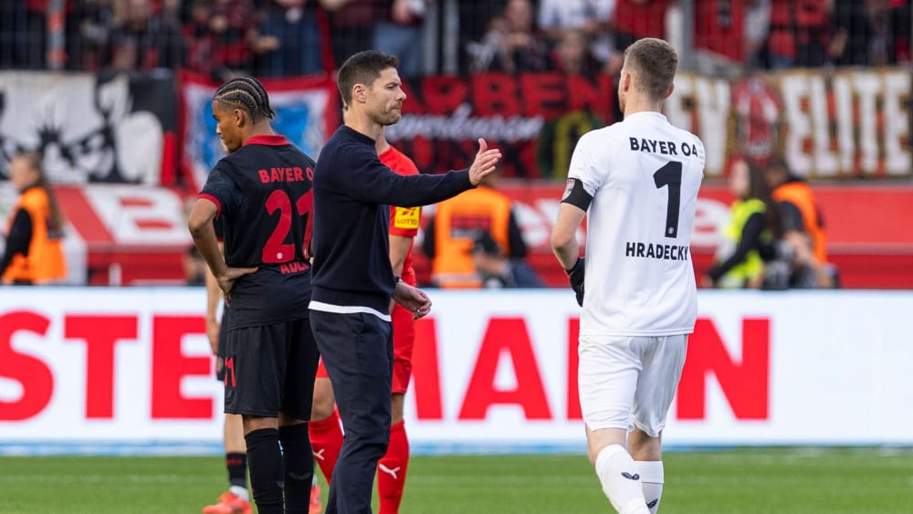 Der Auftritt seines Teams bereitete ihm Bauchschmerzen: Xabi Alonso (Mitte).