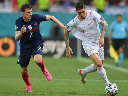 Der Schweizer Steven Zuber (re.) gegen den Franzosen Benjamin Pavard