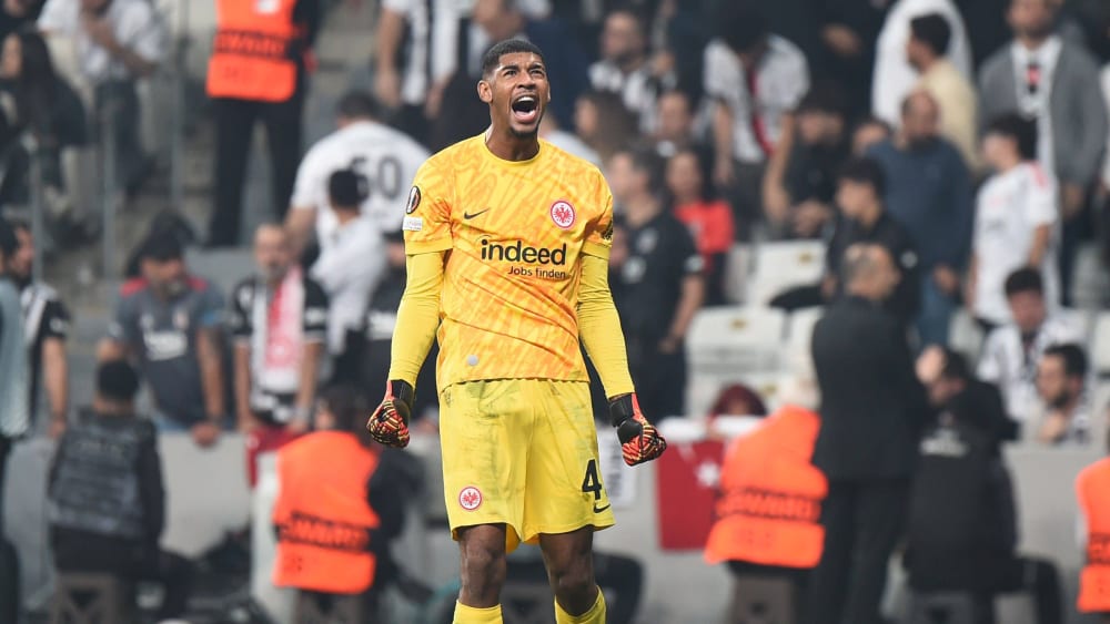 Hielt in Istanbul nicht nur einen Elfmeter gekonnt: Eintracht-Keeper Kaua Santos.