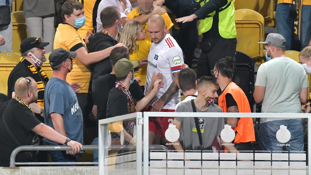 Toni Leistner konfrontierte nach dem Pokalaus des HSV in Dresden einen Dynamo-Fan auf der Trib&#252;ne.