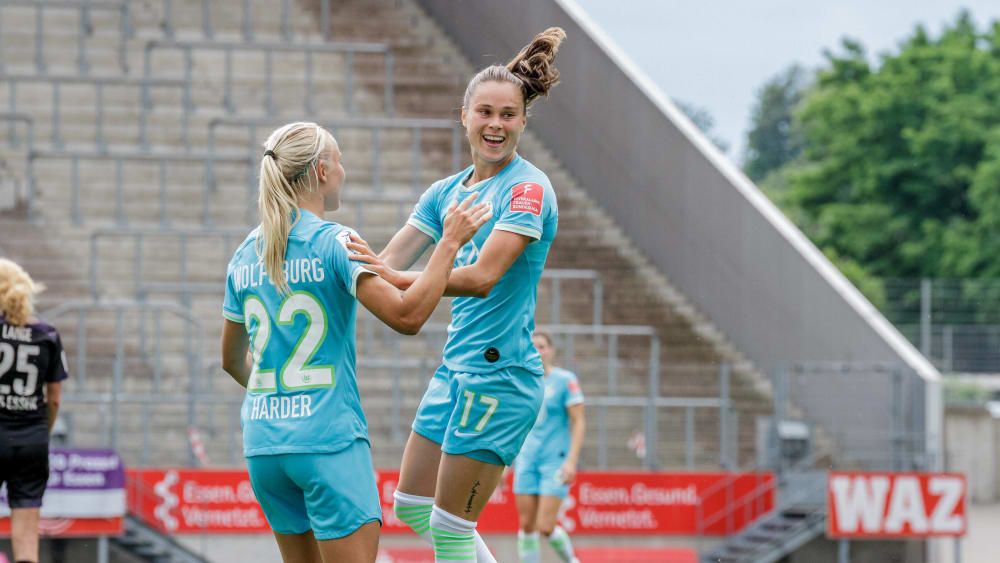 Ewa Pajor (rechts) jubelt &#252;ber ihren Treffer mit Pernille Harder - und wom&#246;glich bald &#252;ber die Meisterschaft des VfL Wolfsburg.