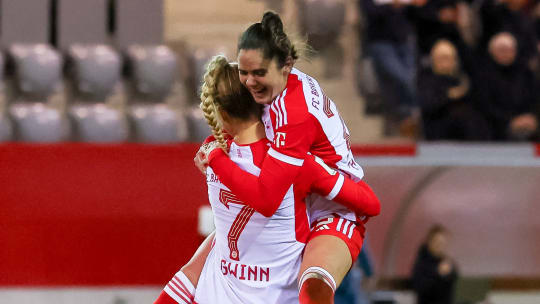 Nach dem Freistoßtor zum 2:0: Giulia Gwinn jubelt mit Sarah Zadrazil.