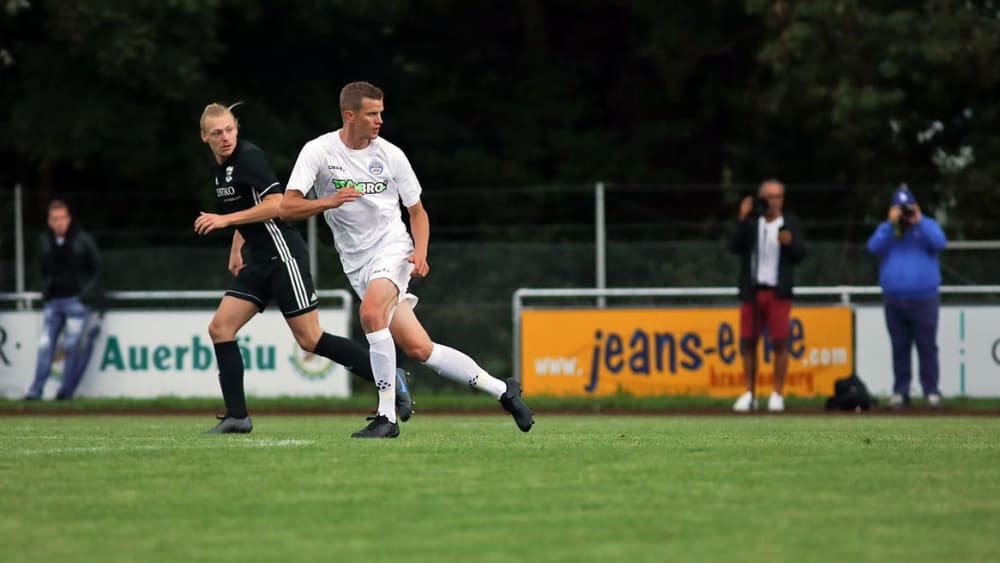 Hat auch die Offensive im Blick: Sven Bender (weißes Trikot) erzielte schon einen Treffer für den TSV Brannenburg