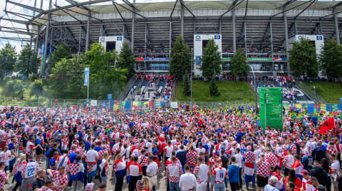 Vor dem Hamburger EM-Stadion