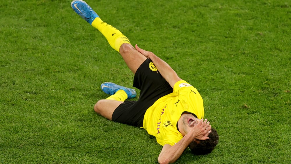 Zog sich gegen Kiel eine Knieverletzung zu: Dortmunds Mateu Morey.