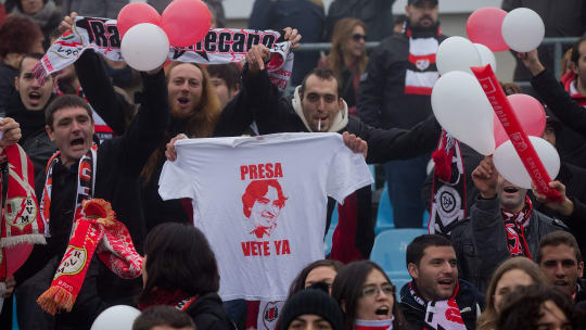 Präsident mit Pinocchio-Nase: Die Fans haben längst genug von Raul Martin Presa.