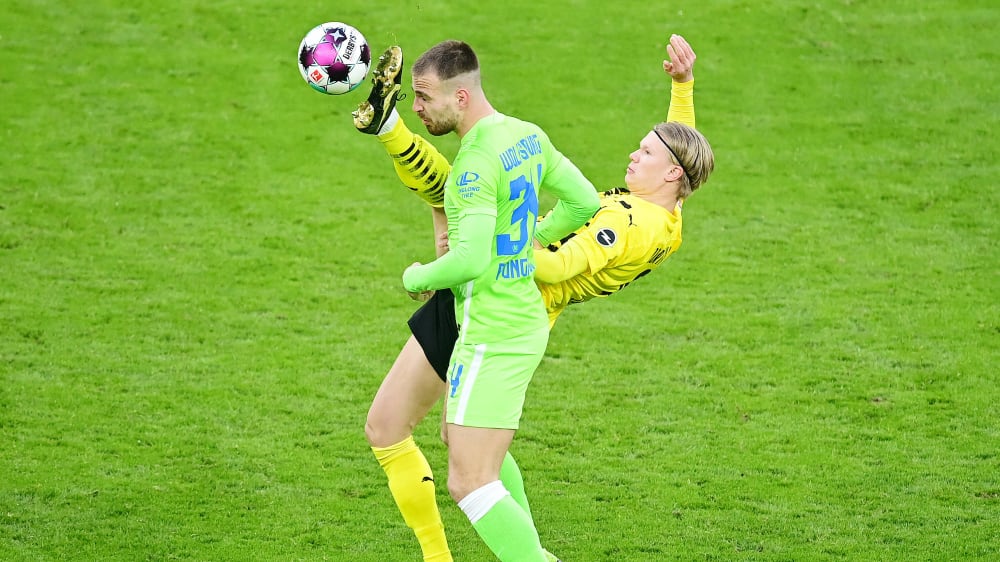 Hoch, das Bein: Dortmunds Erling Haaland im Duell mit Marin Pongracic (vorne).