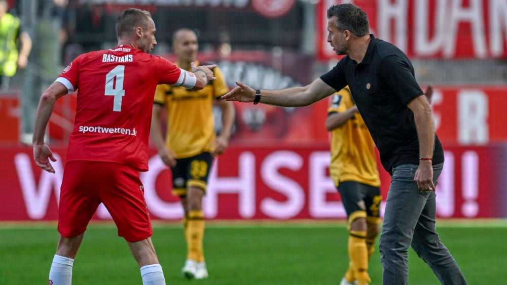 Gnadenlos effizient: RWE um Kapitän Felix Bastians, rechts Trainer Christoph Dabrowski.
