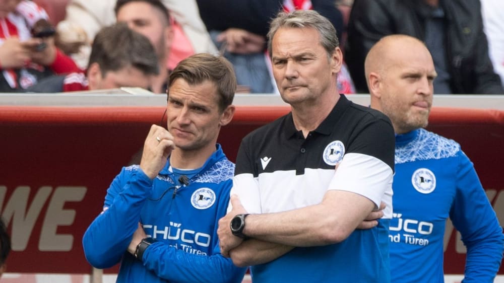 Sebastian Hille (links) und Marco Kostmann (Mitte) werden in Zukunft nicht mehr Teil des Trainerstabs bei Arminia Bielefeld sein.&nbsp;