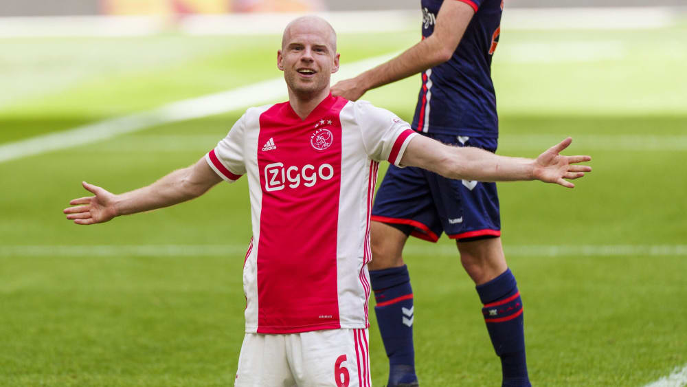 Davy Klaassen bejubelt sein 4:0 gegen Emmen - und den Meistertitel mit Ajax Amsterdam.
