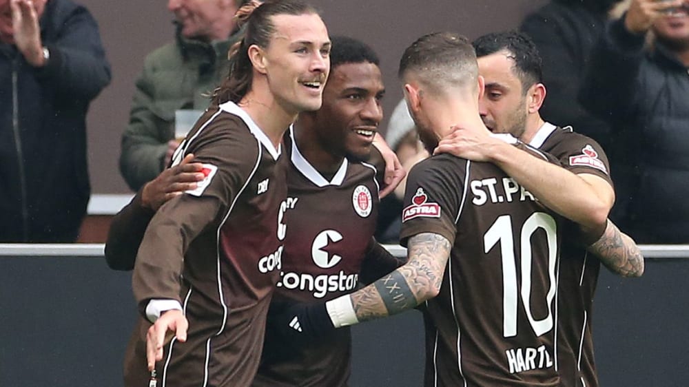 Matchwinner: St. Paulis Oladapo Afolayan vom (2.v.l.) feierte mit seinen Teamkollegen das 1:0 gegen Braunschweig.