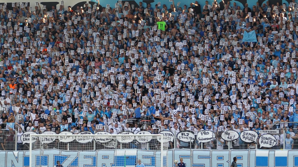 Solidarit&#228;tsbekundungen: Fans des Chemnitzer FC halten die R&#252;ckennummer von Daniel Frahn in die H&#246;he.