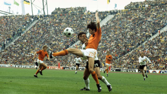 Wim Suurbier 1974 im WM-Finale von München gegen Gerd Müller.
