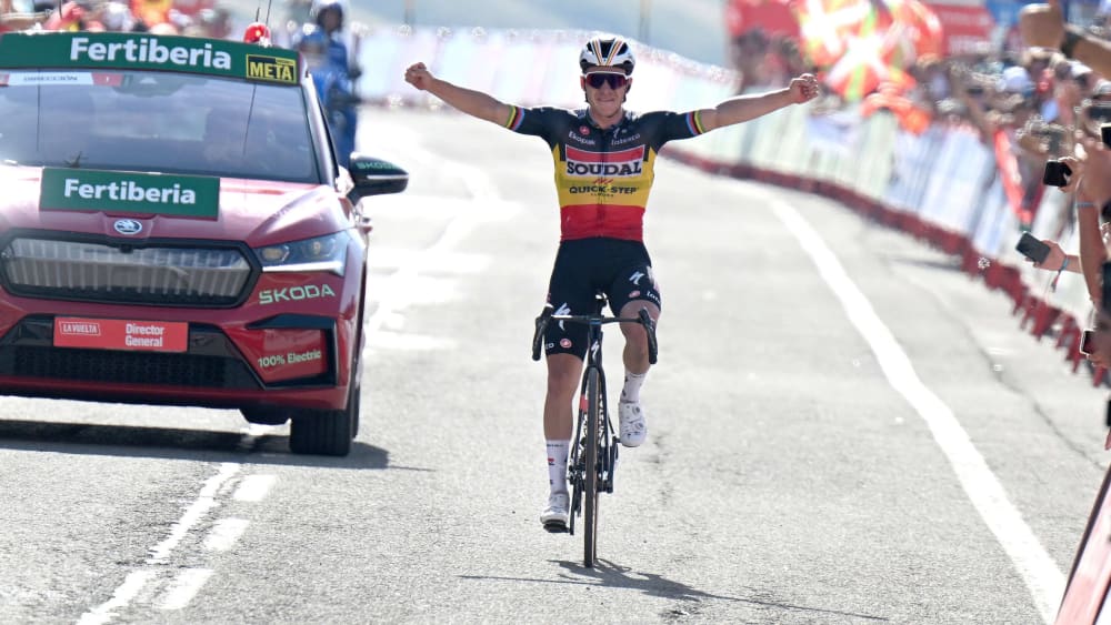 Mit ausgestreckten Armen feierte Remco Evenepoel seinen zweiten Etappensieg bei der diesjährigen Vuelta.