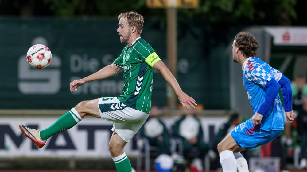 Cimo Röcker (SV Werder Bremen II, 5) und Nick Gutmann