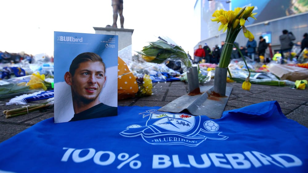 Trauerbekundungen vor dem Cardiffer Stadion für den tödlich verunglückten Emiliano Sala.