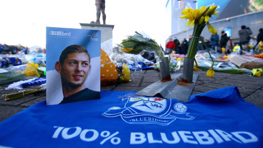 Trauerbekundungen vor dem Cardiffer Stadion für den tödlich verunglückten Emiliano Sala.