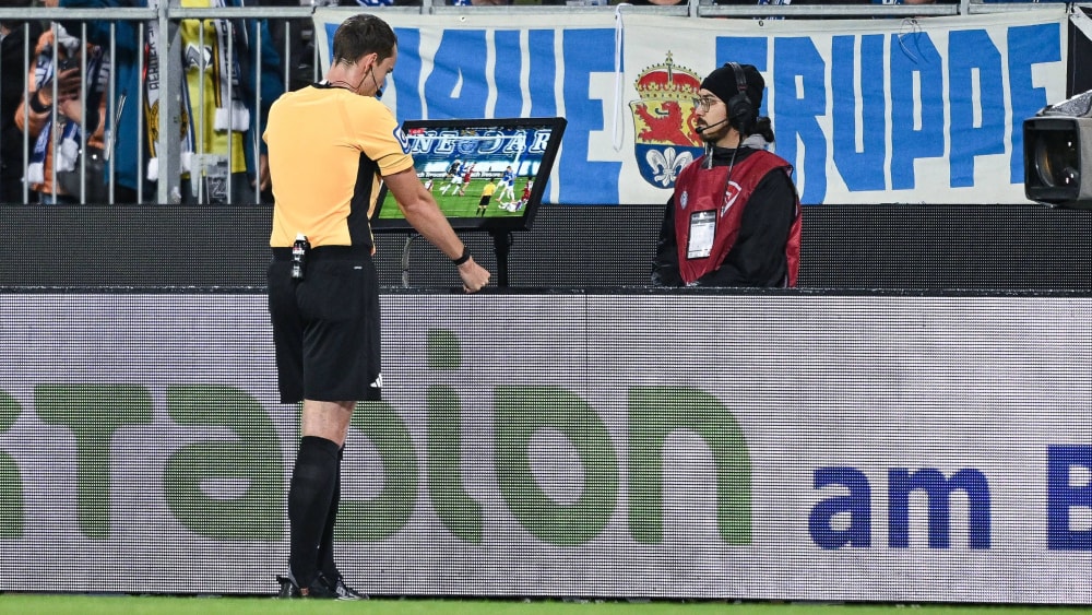 Richard Hempel am VAR-Monitor