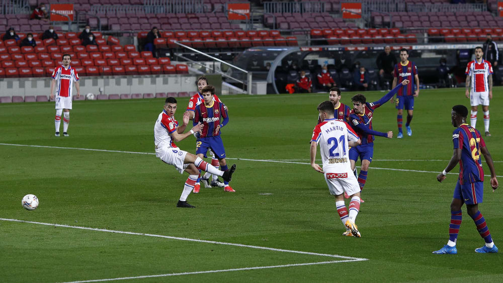 Nach Ilaix-Vorlage: Trincao trifft flach zur 1:0-F&#252;hrung.