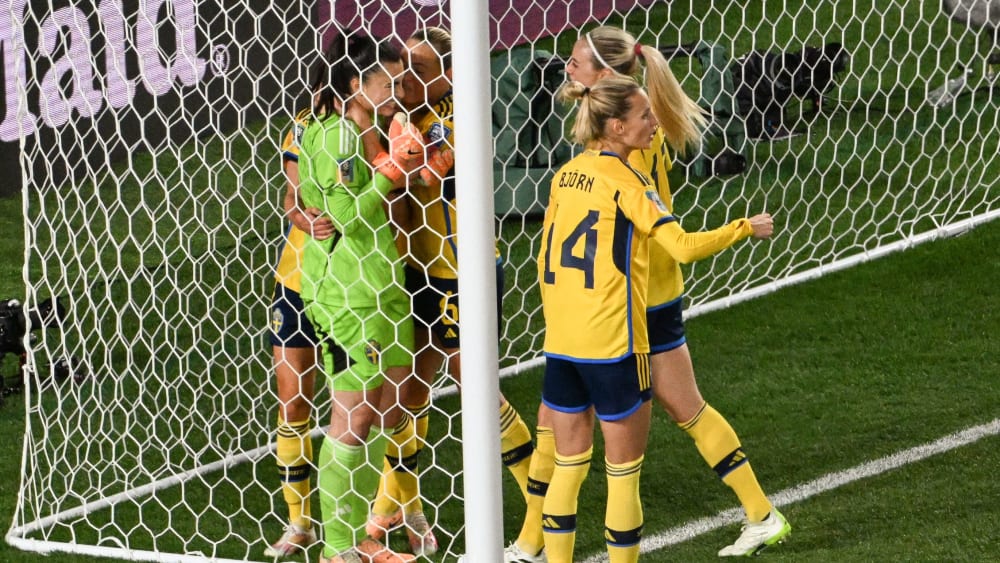 Die Schwedinnen bedanken sich nach einem Elfmeter-Fehlschuss von Japan bei ihrer Torhüterin Zecira Musovic.