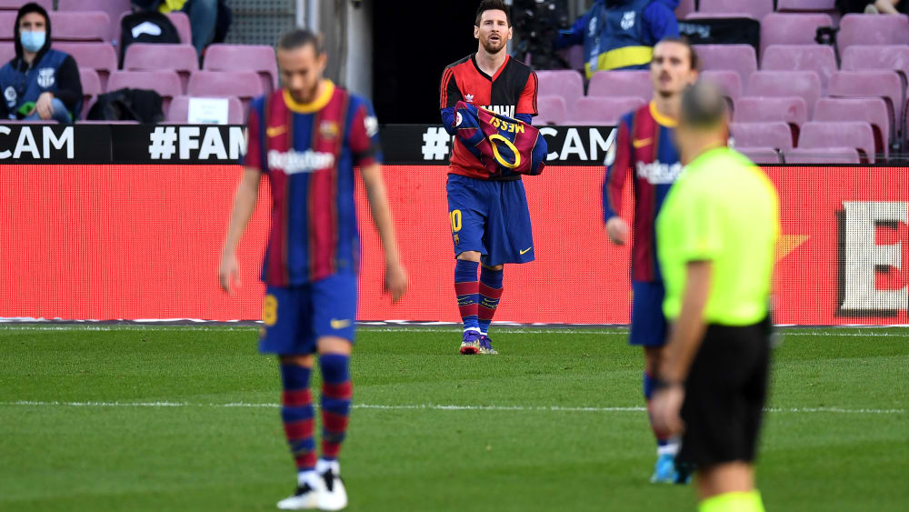 Genau hingeschaut: Referee Antonio Mateu Lahoz wartet auf Lionel Messi.