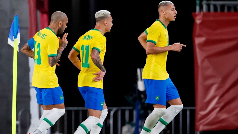 Samba gegen Deutschland: Die Brasilianer Dani Alves, Antony und der dreifache Torschütze Richarlison (v .li.) feiern ein Tor.
