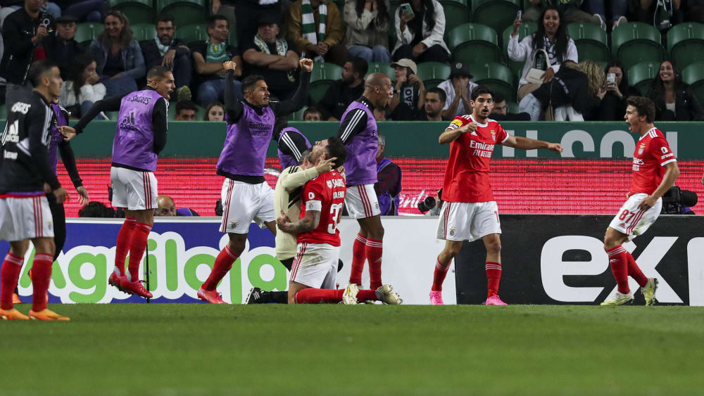 Später Jubel: Die Benfica-Spieler feiern das 2:2 von Joao Neves (re.).