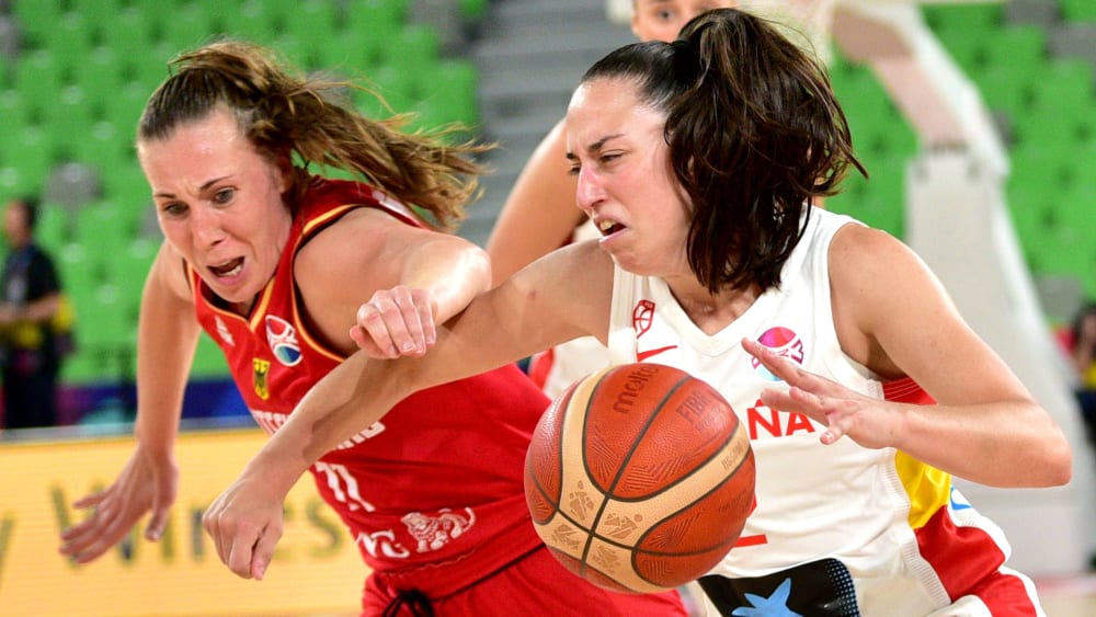 Harter Kampf, aber klar unterlegen: Die DBB-Frauen um Svenja Brunckhorst (l.) haben gegen Spanien keine Chance.