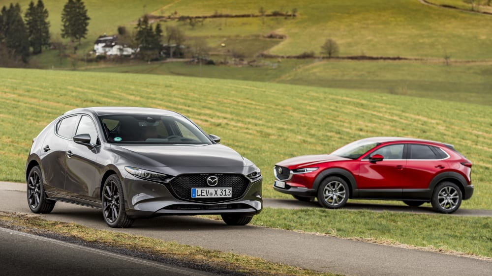 Mazda 3 (links), Mazda CX-30: Beide Modelle bekommen den jetzt verbesserten Skyactiv-X-Antrieb.