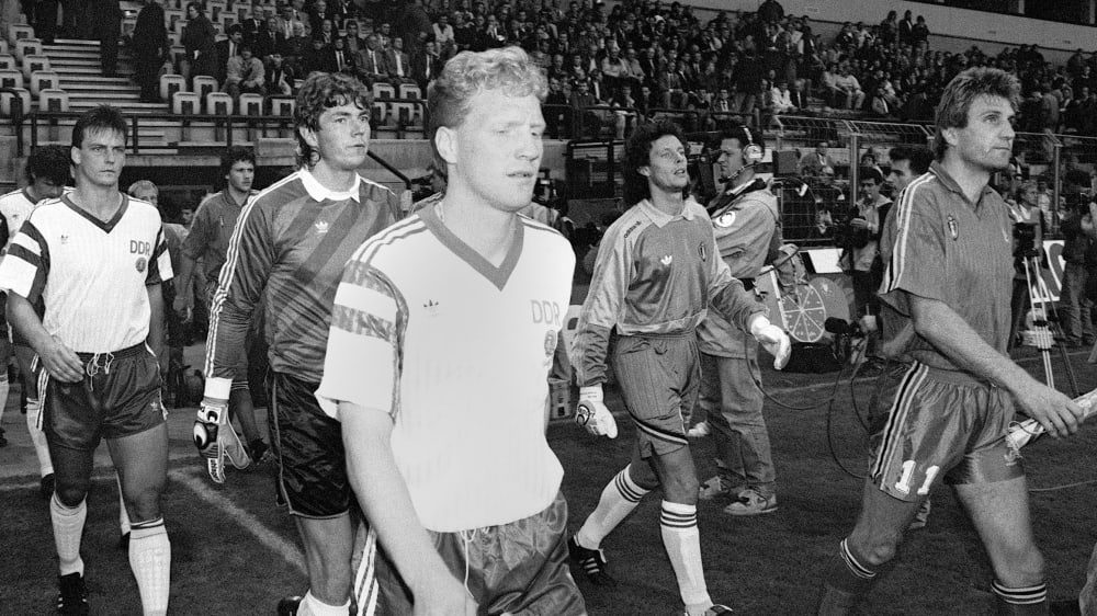 Matthias Sammer führt die DDR im letzten Länderspiel aufs Feld.