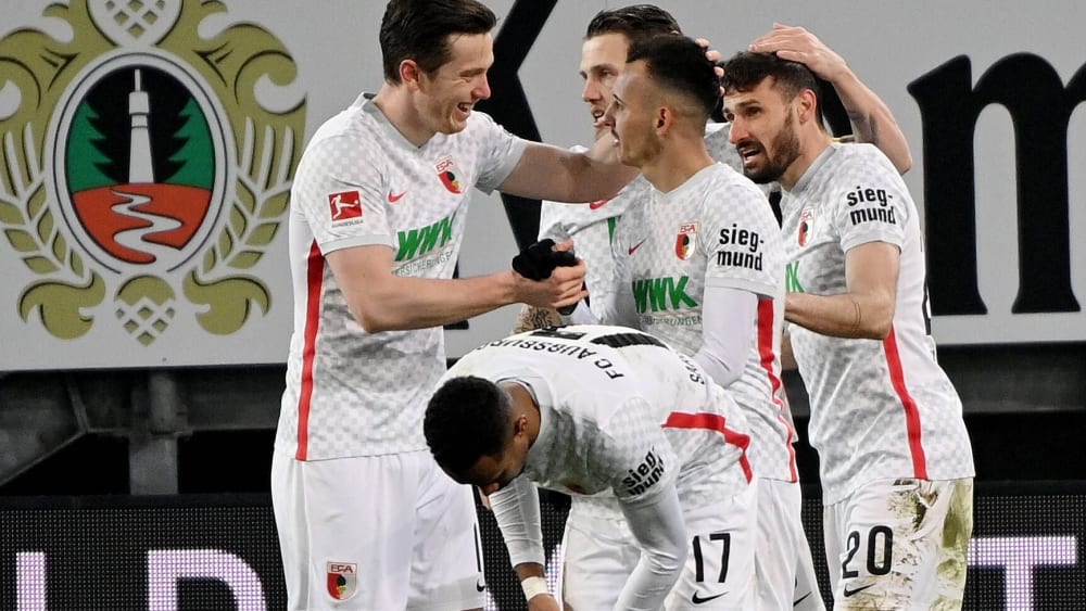 Umjubelter Matchwinner: Augsburgs Daniel Caligiuri (re.) schoss sein Team zum 1:0 gegen Bielefeld.