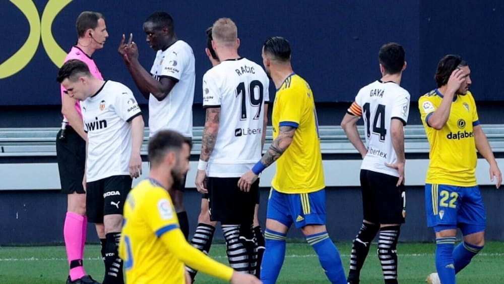 Rassismus-Vorwurf: Valencias Mouctar Diakhaby diskutiert mit dem Schiedsrichter.