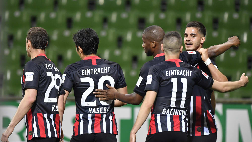 Dem Klassenerhalt ganz nah: Eintracht Frankfurt bejubelt das 1:0 durch Andr&#233; Silva (re.).